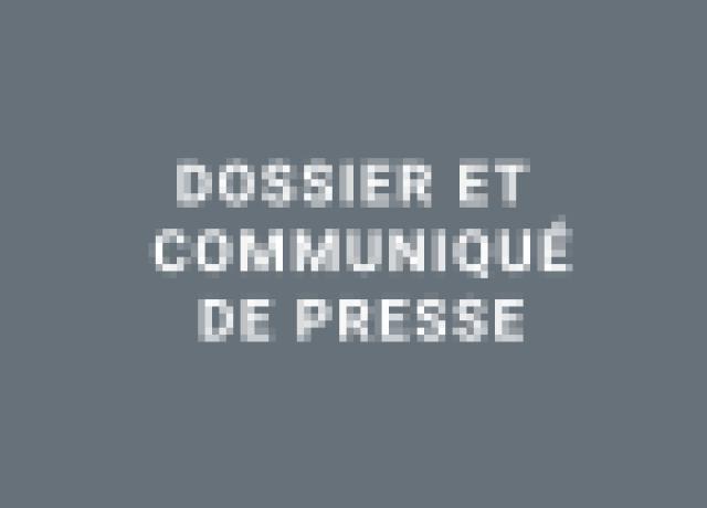 Dossier et communiqué de presse écrit en blanc sur un aplat gris