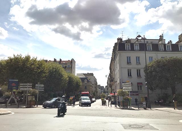 Photo d'une rue avec circulation de véhicules