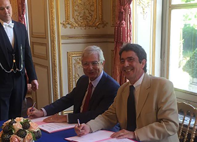 Photo de la signature de la convention de partenariat entre l'Assemblée nationale et Airparif